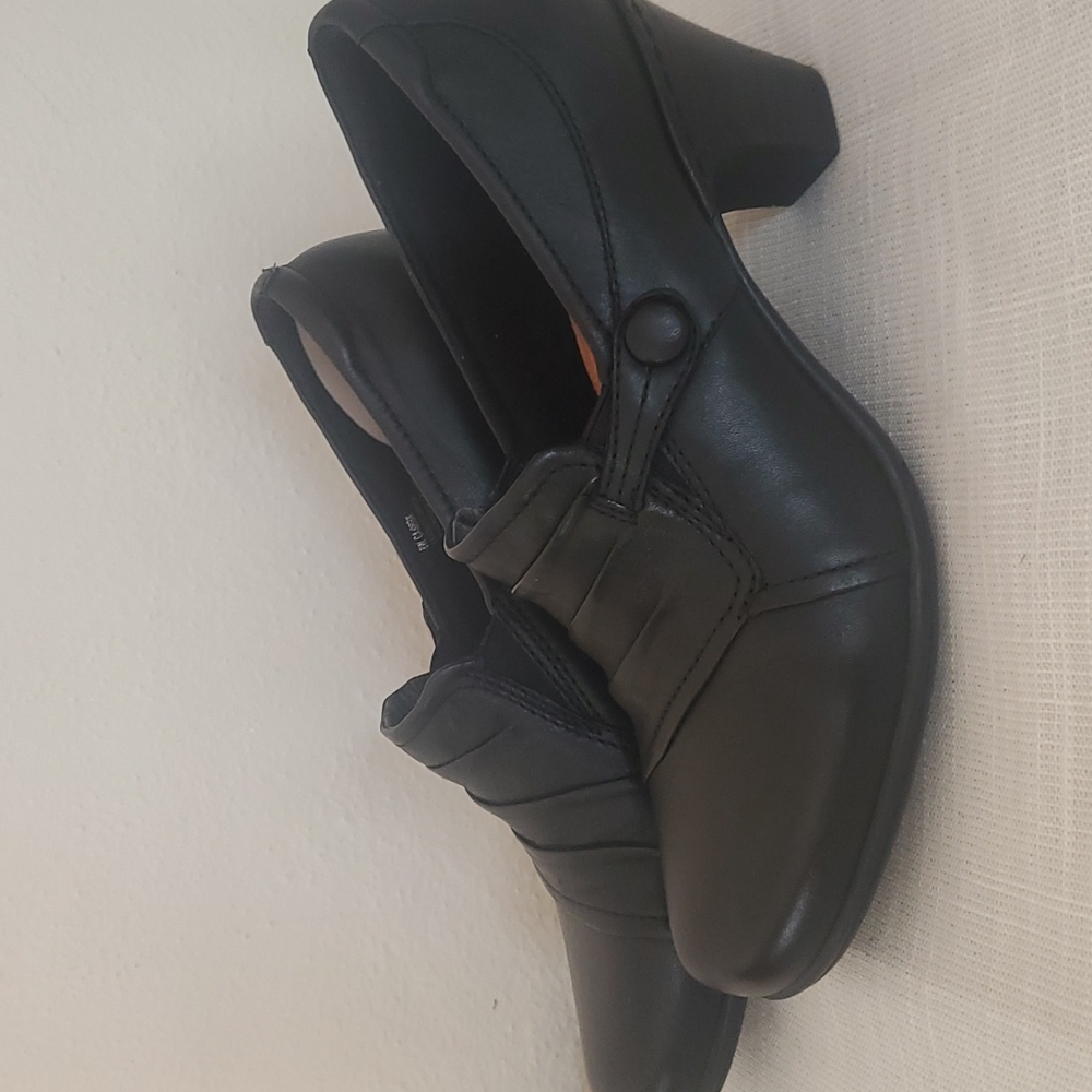 New Balance Black  Leather Pumps Size 8